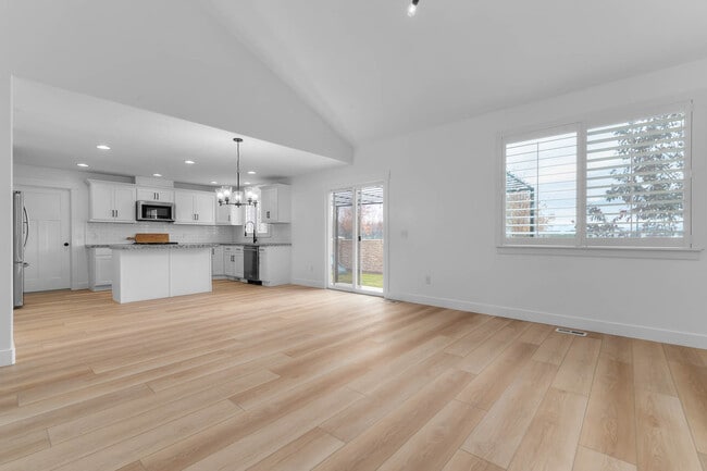 Building Photo - 196 E Water Ln