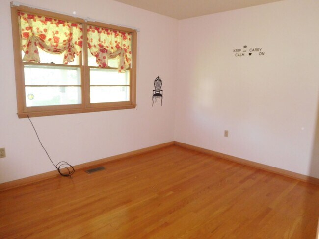 Building Photo - 9083 Meadowbrook Cir