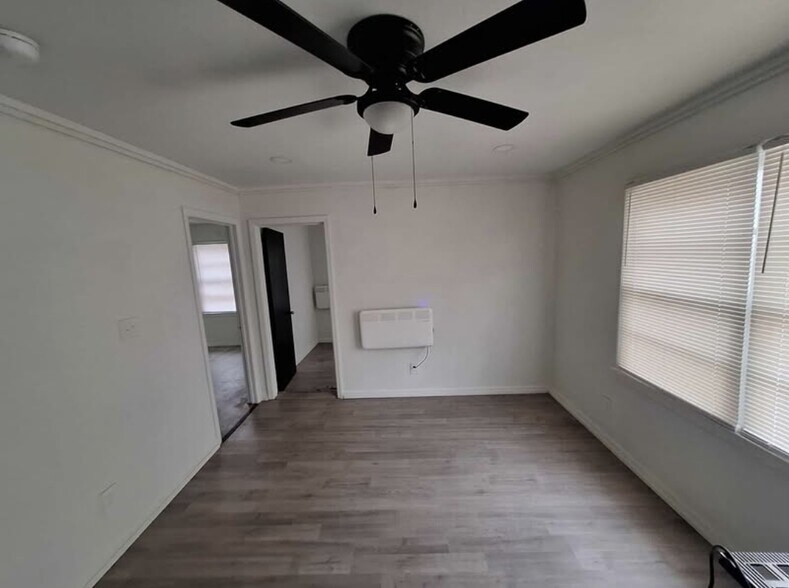 Building Photo - 2641 Leone Dr N