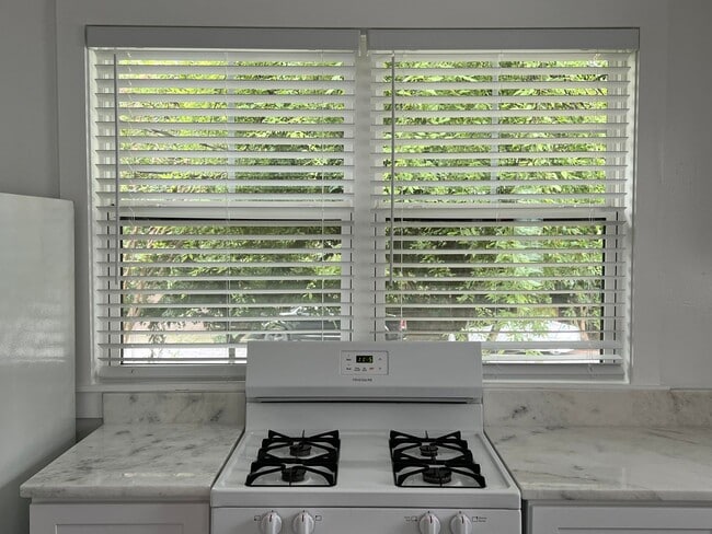 Building Photo - Top Floor - 1BR One Block from Piedmont Park! ~ Renovated!