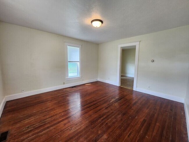 Building Photo - NOW $100 OFF! - 2 Bedroom Home in the Country