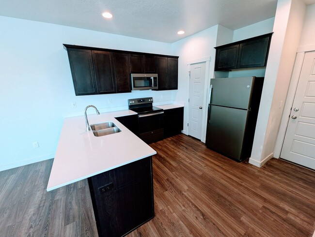 Building Photo - Gorgeous Townhome!!!