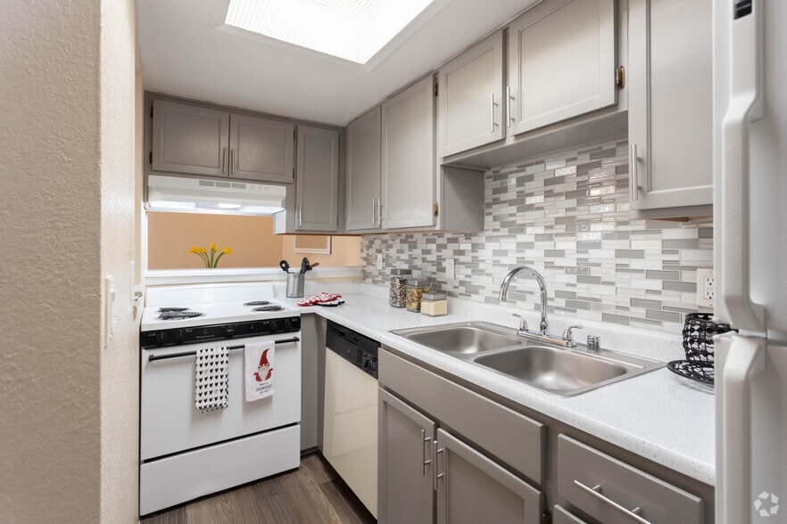 2BR, 1BA - 865 SF - San Marin