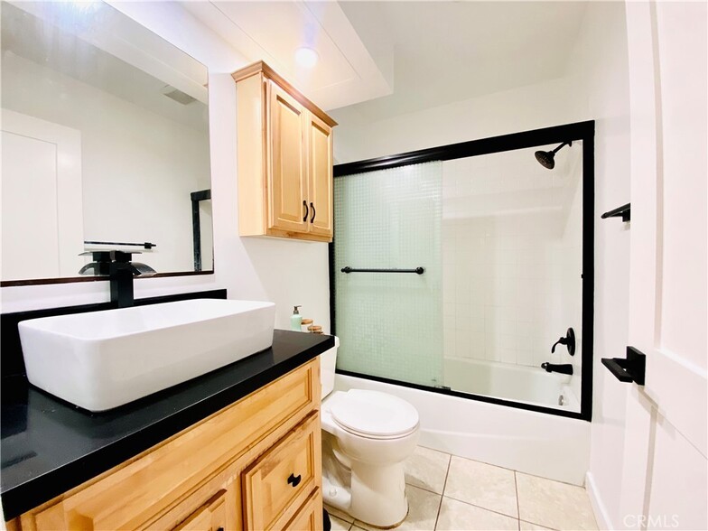 En suite bathroom - 1425 W 12th St