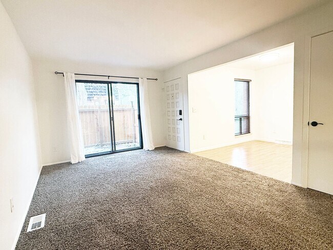 Building Photo - Clean & Quiet 3 Bed / 2.5 Bath Town Home with 2 Car Garage in Arvada