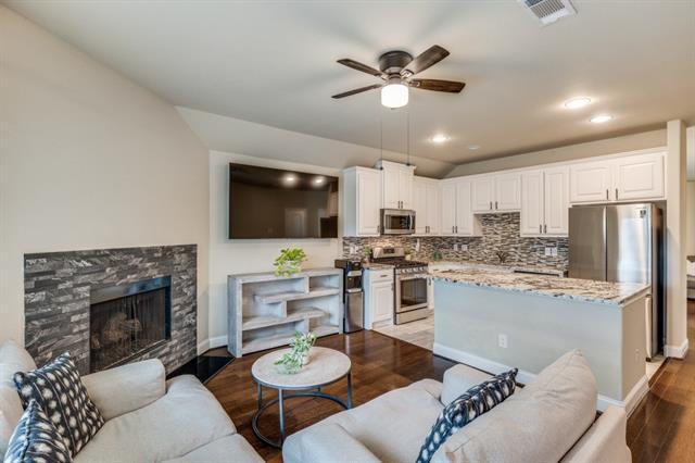 Building Photo - 1827 Lake Travis Dr