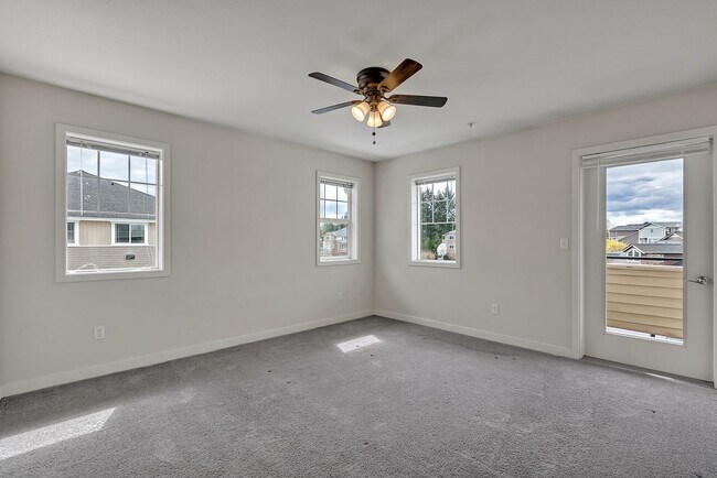 Building Photo - Perfectly Placed Condo In the Heart of Puyallup