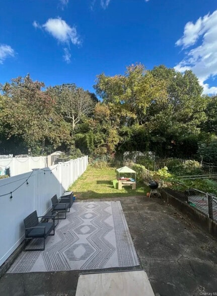 Building Photo - 65-43 Alderton St