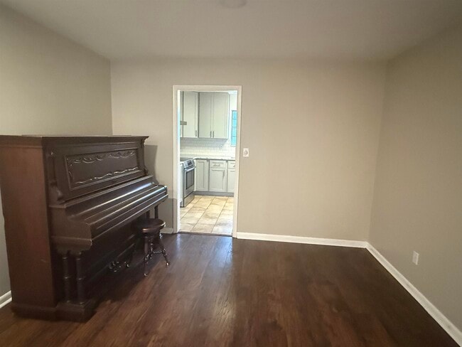 Building Photo - 2033 Doomar Dr