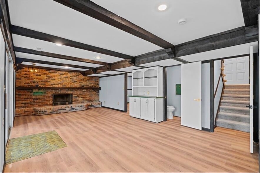 Building Photo - 6809 Lakeshore Dr