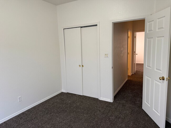 Building Photo - Beautiful 3 Bedroom, 2 Bath Within Walking...