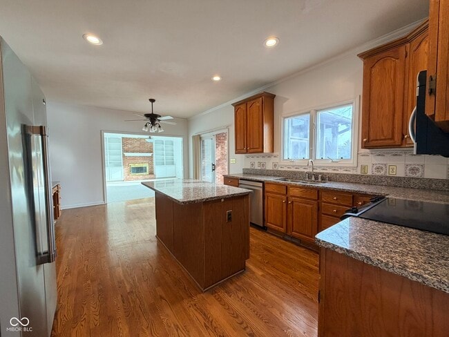 Building Photo - 1351 Woodpond N Roundabout