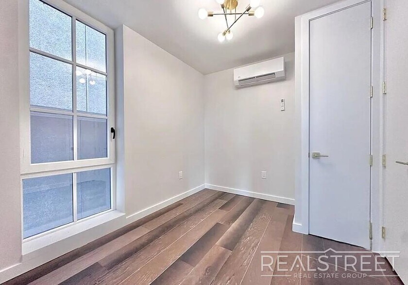 Building Photo - 1BR in Sunset Park/South Slope | Sunlit, Spacious & Pet-Friendly