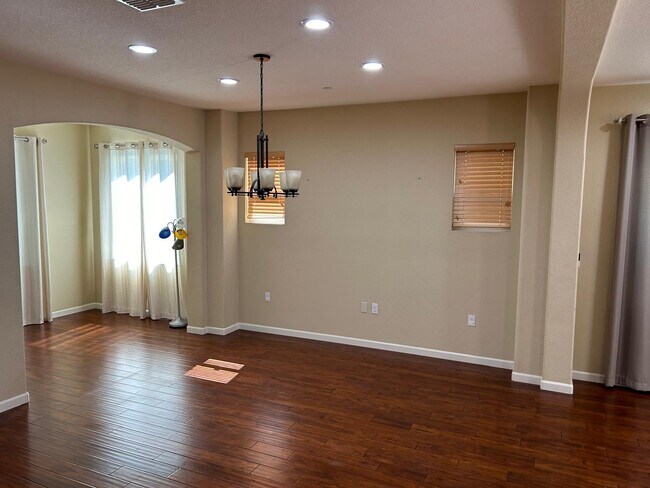Building Photo - 374 W Abbey Ln