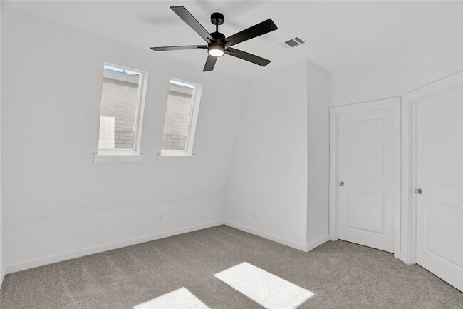 Building Photo - 312 Oakbend Dr