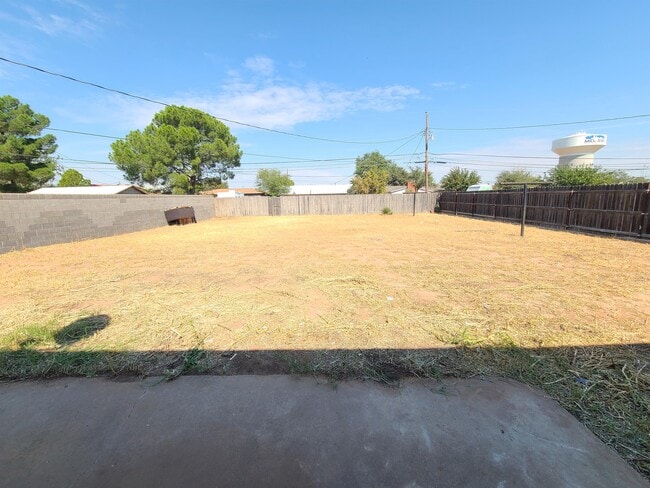 Building Photo - 409 E Shandon Ave