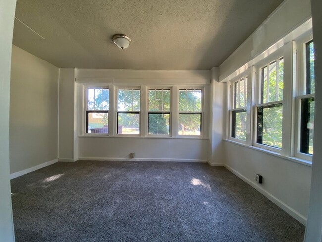 Building Photo - 4 Bedroom 2 Bathroom 2 Stall Detached Garage