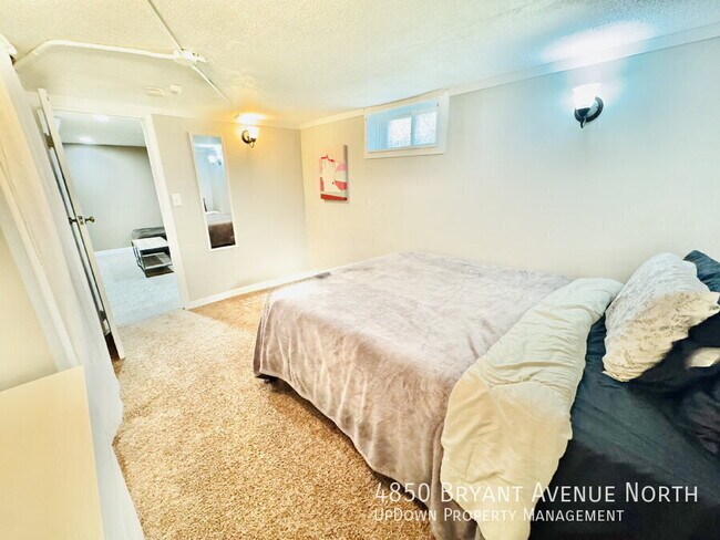 Building Photo - 4850 N Bryant Ave