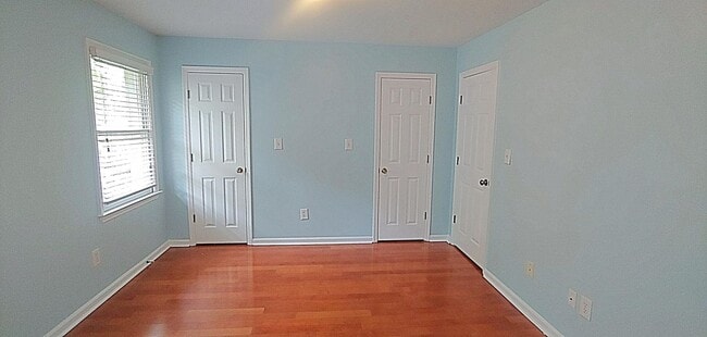 Building Photo - Spacious 2 Bedroom, 2.5 Bathroom Townhome ...