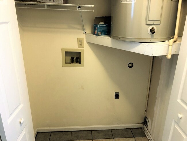 Building Photo - Great Bungalow in 28409! 2 Bed / 2 Bath