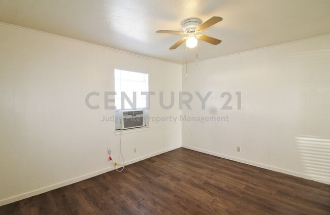 Building Photo - Cozy 1/1 Fourplex Unit On A Corner Lot In Weatherford For Rent!