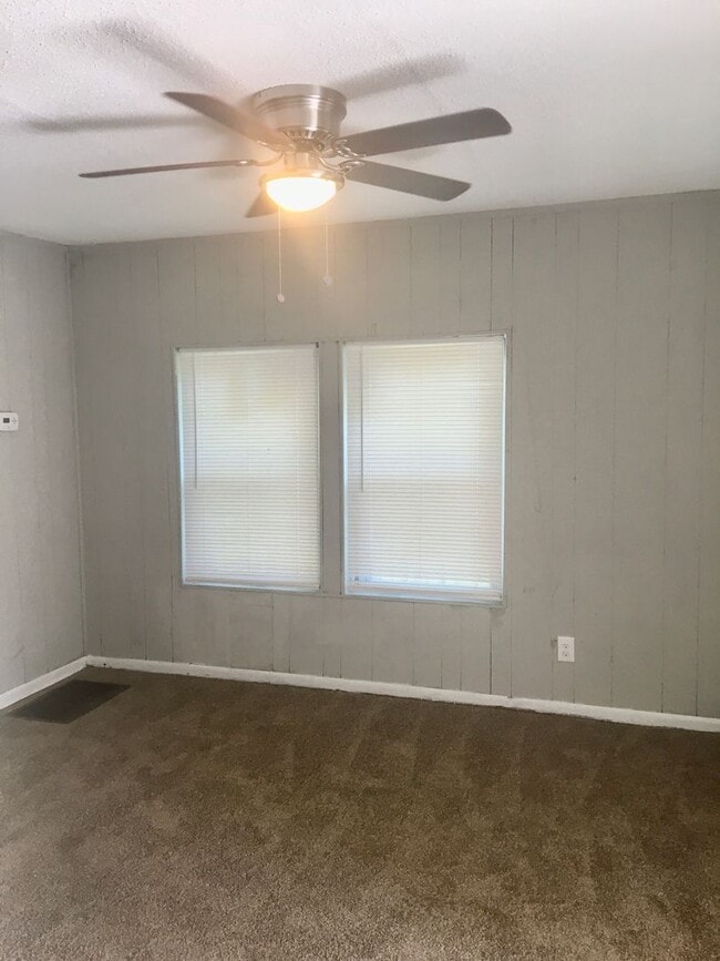 Building Photo - Cute 2 Bed/1 Bath HOUSE w/ yard!!