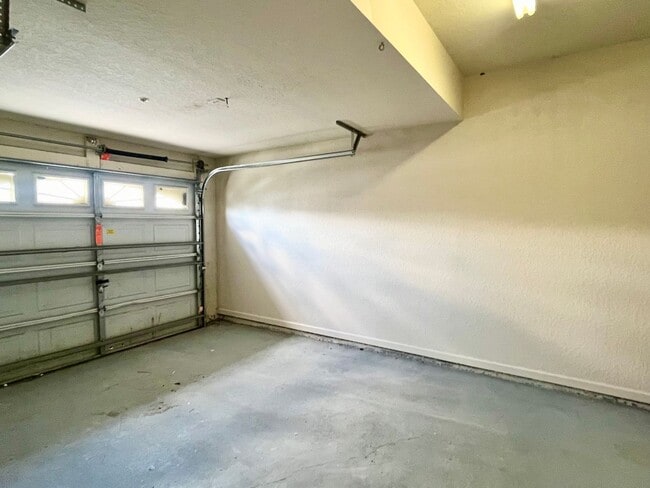 Building Photo - 3 Bedroom, 2.5 Bathroom 2-Story Townhouse in Gated Community - Kissimmee