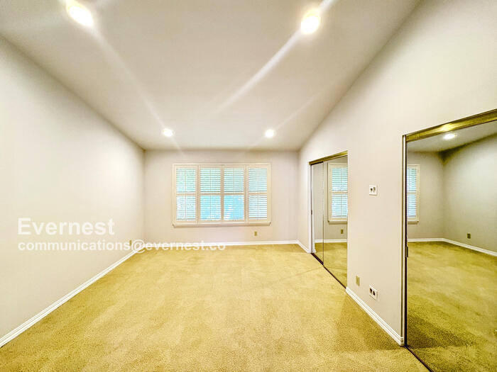 Building Photo - 473 S Clovercrest Ln