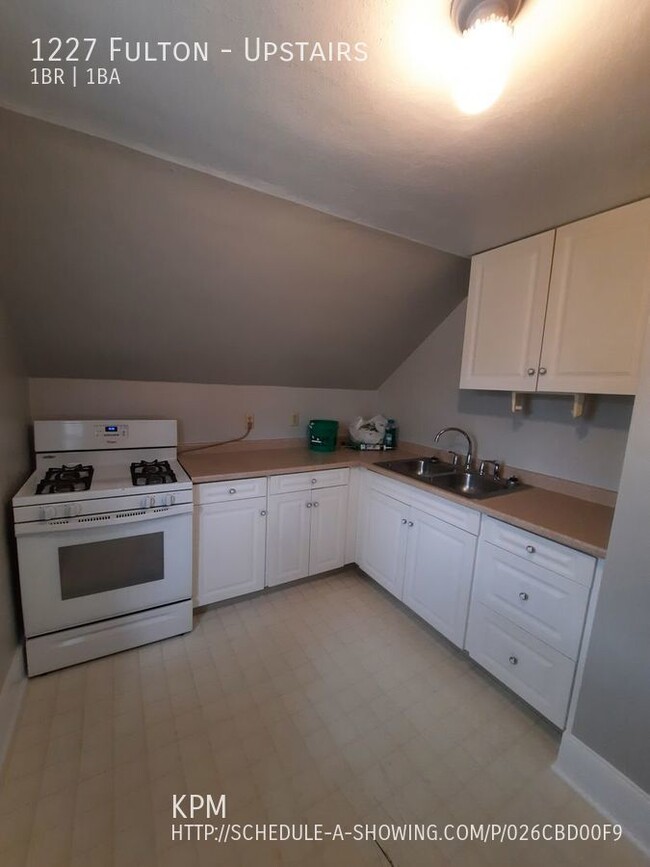 Building Photo - 1 BEDROOM | 1 BATH | ATTIC APARTMENT | CEN...