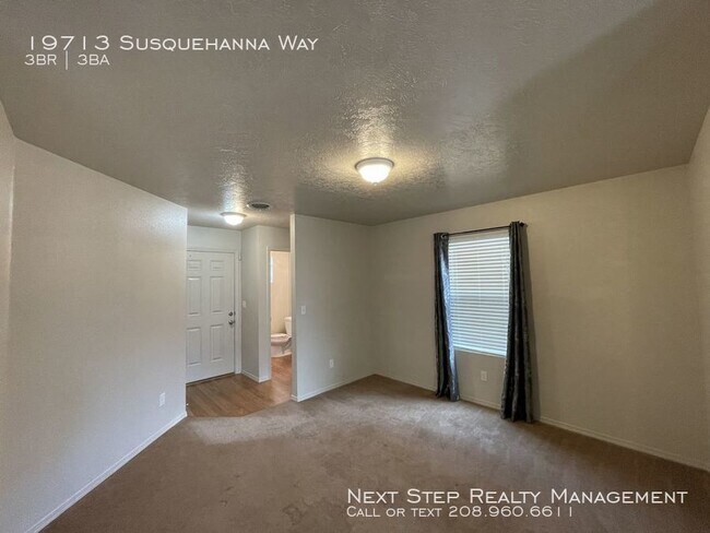 Building Photo - 3 Bed 2.5 Bath Home