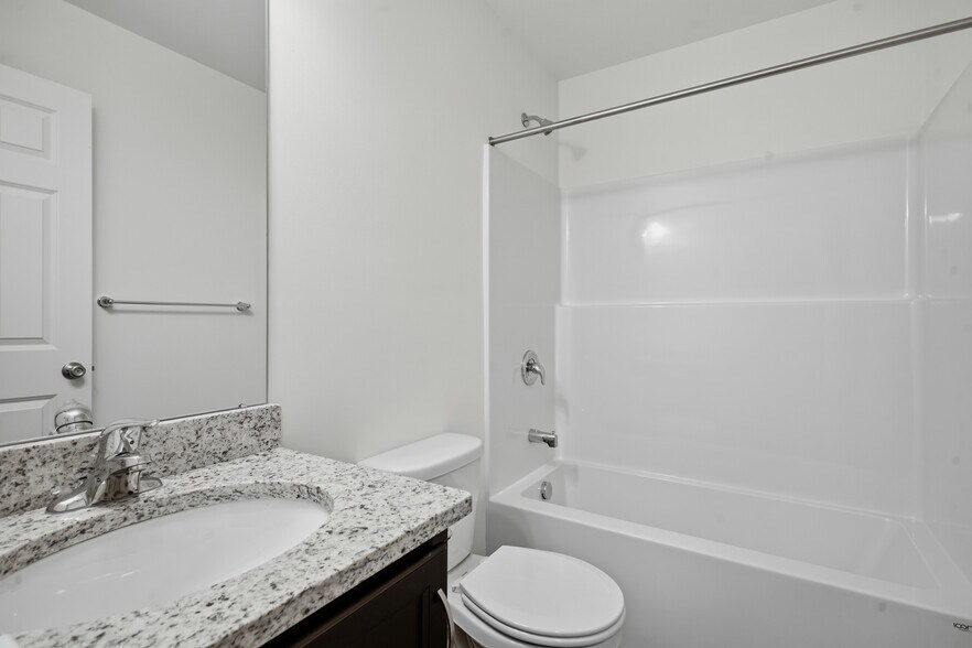 Building Photo - 1250 E 7th St