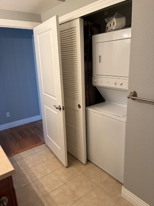 Building Photo - Beautiful Updated 2-Bedroom, 2 Full Bathroom Mid-Rise Condo Available ASAP!