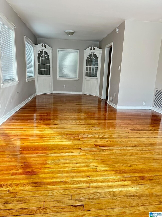 Building Photo - 1006 Broadway St