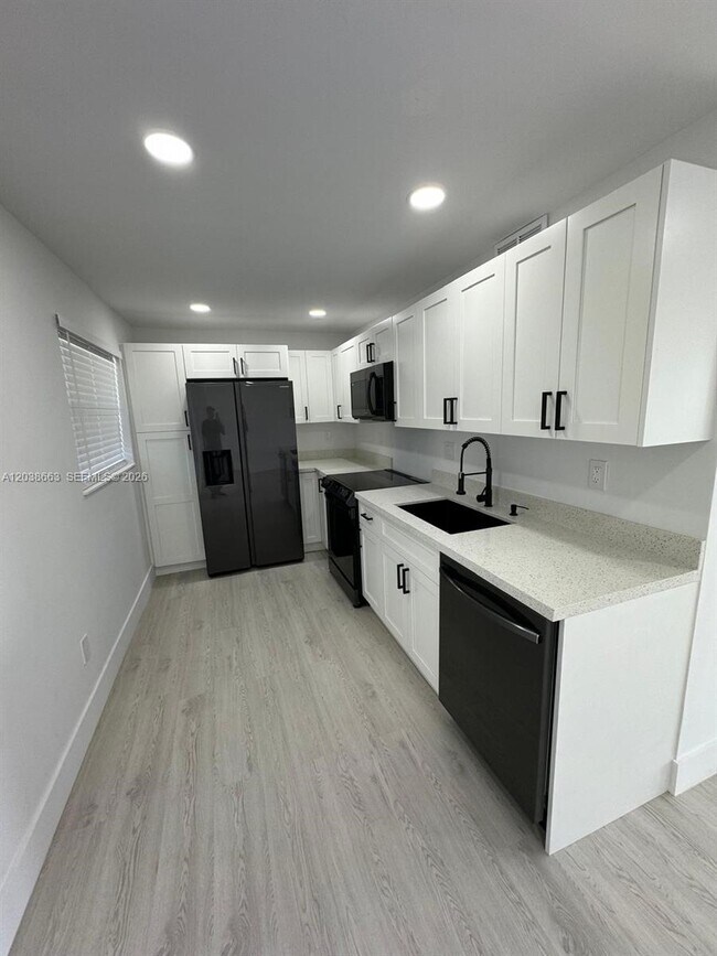 Building Photo - 9280 Fontainebleau Blvd
