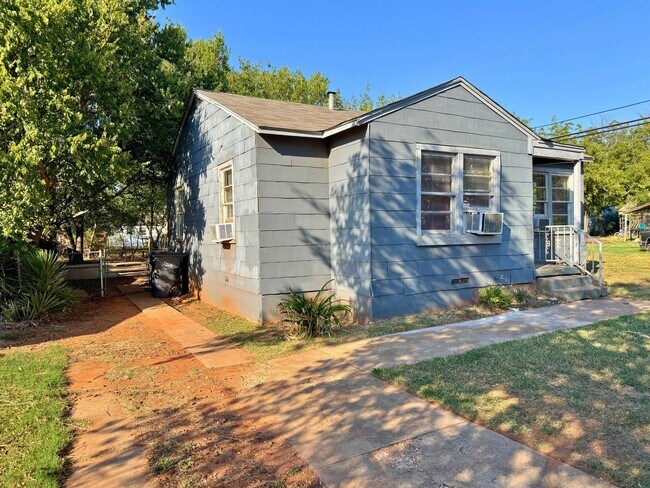 Building Photo - Affordable 2 Bed 1 Bath in Sunnyside Heights