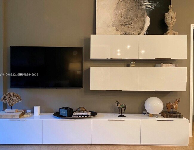 Building Photo - 20000 E Country Club Dr