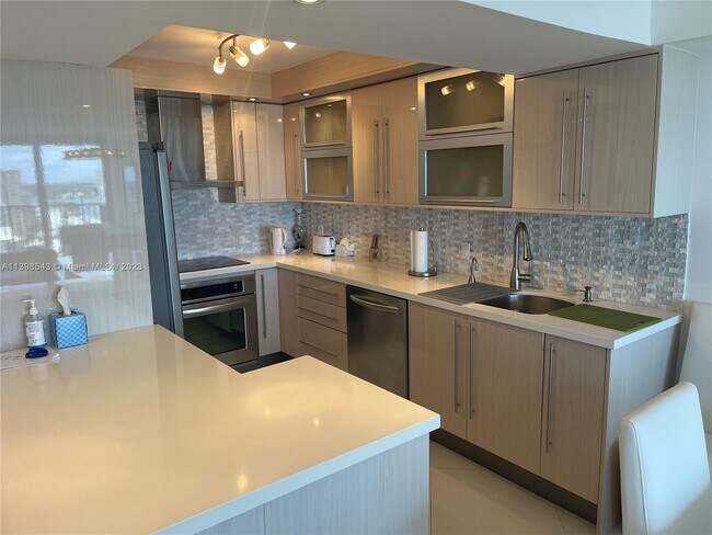 Building Photo - 2101 S Ocean Dr