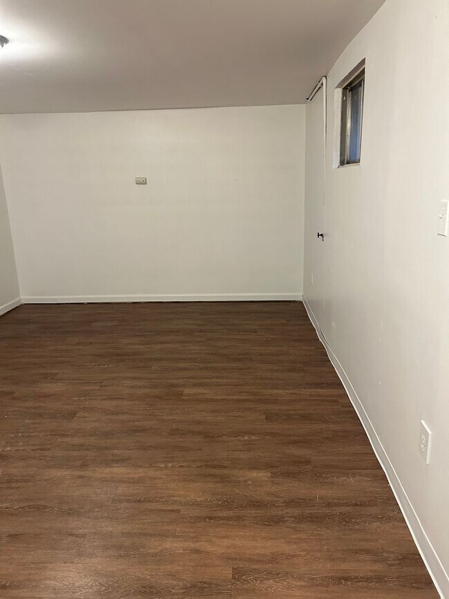 Building Photo - Beautifully Updated Townhome in Prime Loca...