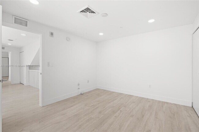 Building Photo - 600 NE 27th St
