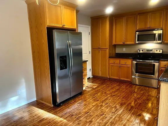 Building Photo - "Charming 3-Bedroom Oasis with Cozy Fireplace in Veneta – 1268 Sq Ft of Comfort!"