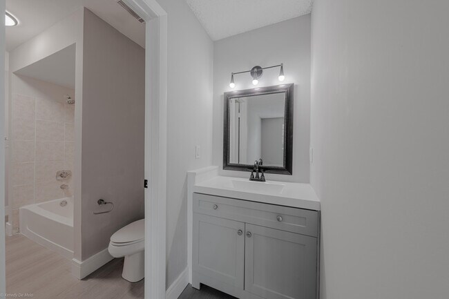 Building Photo - 1247 SW 46th Ave