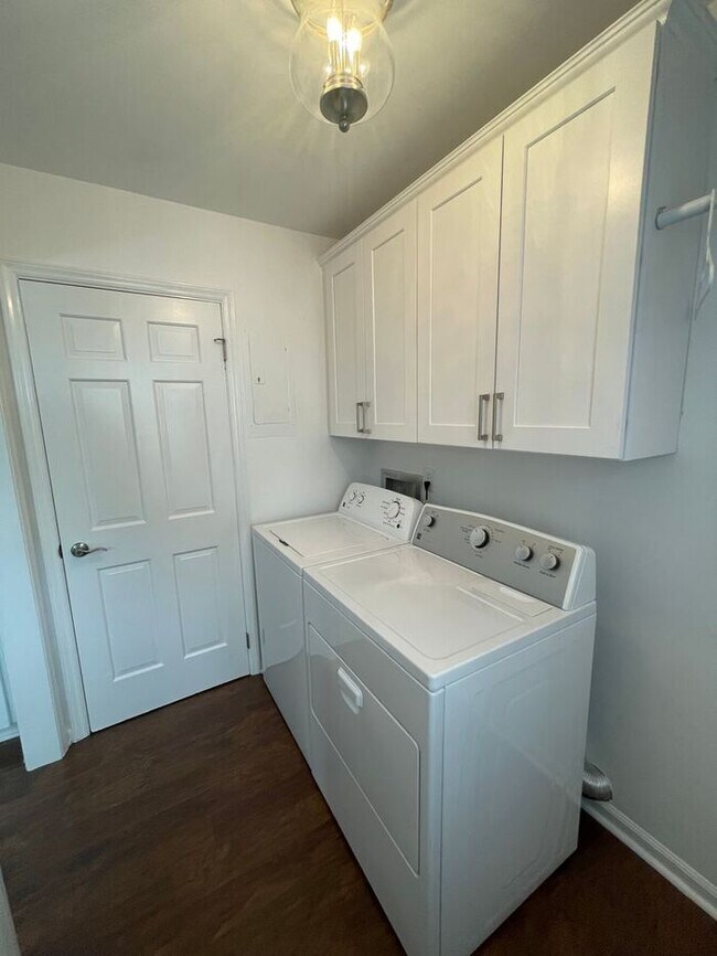 Building Photo - Beautiful 3-bedroom, 2.5 bath townhome in the highly desirable Governors Square subdivision.