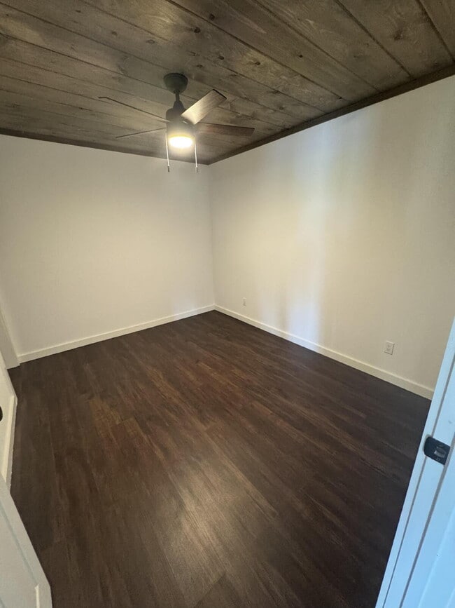 Building Photo - "Charming 2-Bedroom Duplex Retreat on Everett Road Unit B – 2 Full Baths and 1155 Sq Ft of Comfor...