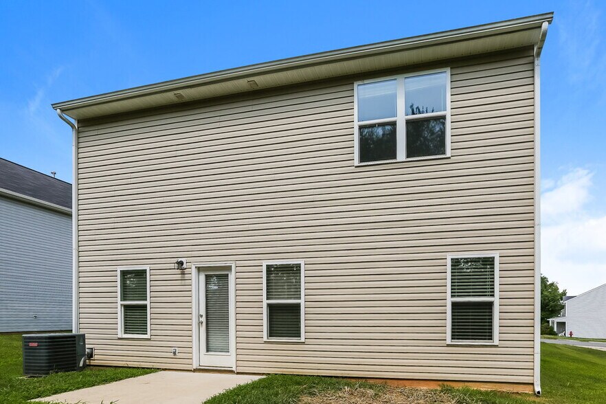 Building Photo - 2621 Meadow Crossing Dr