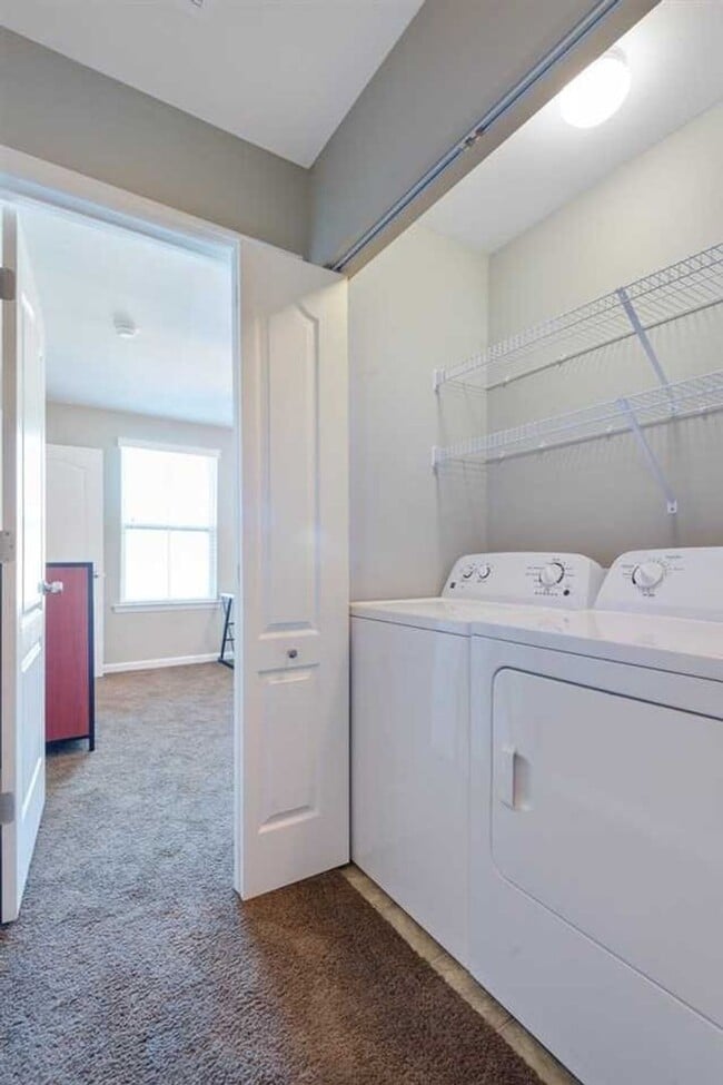Building Photo - Modern 3-Bed, 3-Bath Townhome with Stylish...