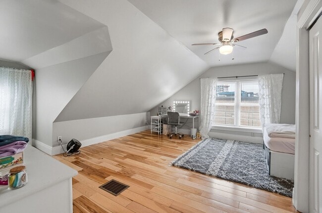 Building Photo - 7 Bed/3 Bath Mins. from UC Campus $700/pp ($4,900/mo)!