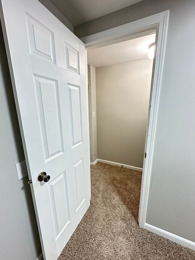 Building Photo - Backyard Nights & Front Porch Mornings — Cozy 3BR Brick Ranch in Fairlawn