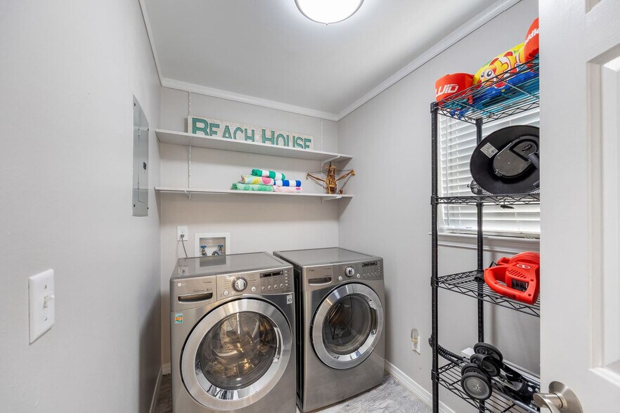 Building Photo - 4496 Luke Ave