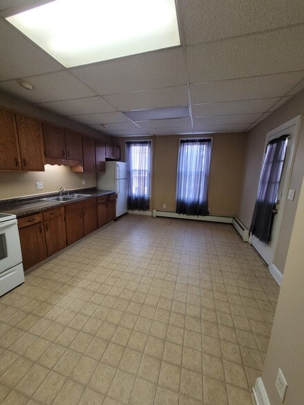 Building Photo - 227 Pleasant St
