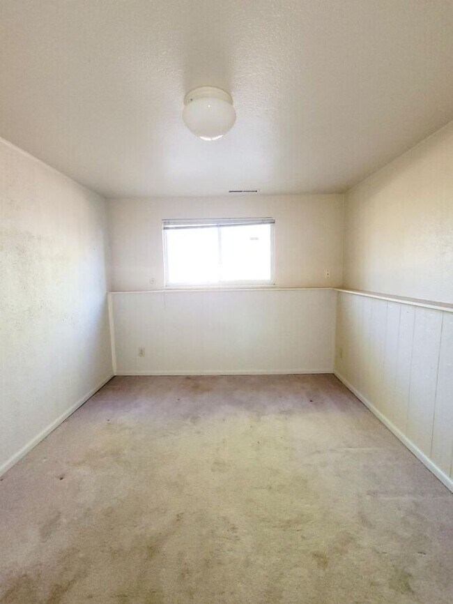 Building Photo - 4 bedroom home with fenced back yard!